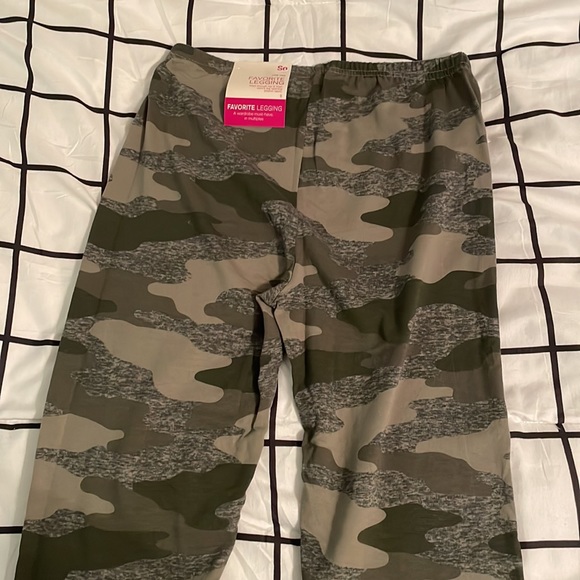 Women’s camo print leggings size small NWT - Picture 2 of 5